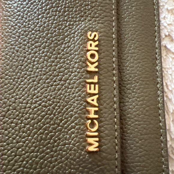 Micheal Kors green long snap wallet - Picture 4 of 9